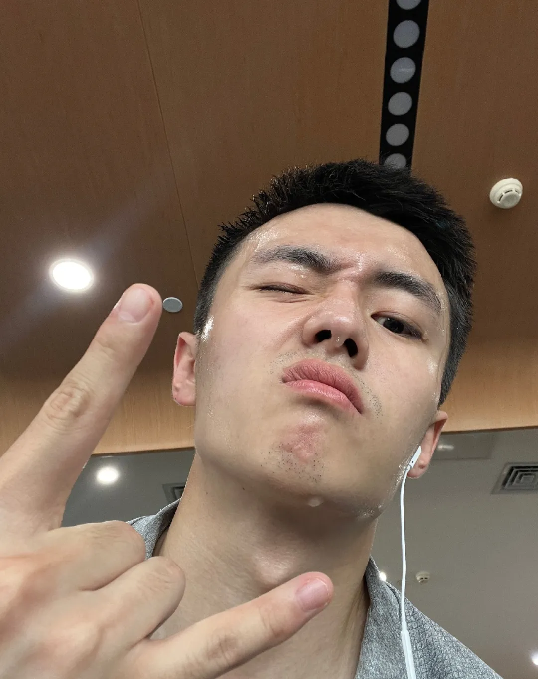 “公0️⃣天花板”翟子路早就分手了?又能馋老公的身子颜值了!-NICEOLO