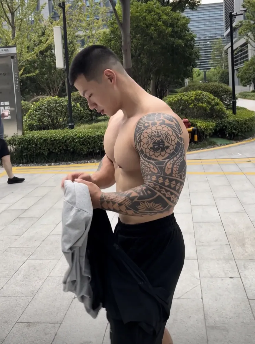 浙江寸头肌肉教练又火了!拍最新筋肉写真,麒麟臂公狗腰荷尔蒙爆棚!-NICEOLO