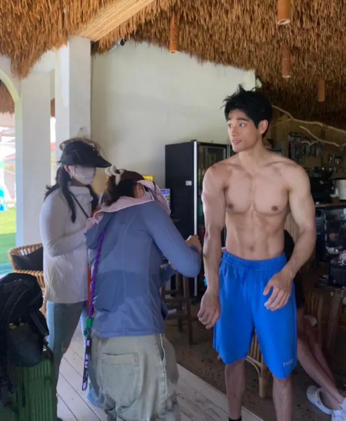 24岁浙江男模最近很出圈,出道2个月拍写真大片,高鼻梁腱子肉帅哭网友!-NICEOLO