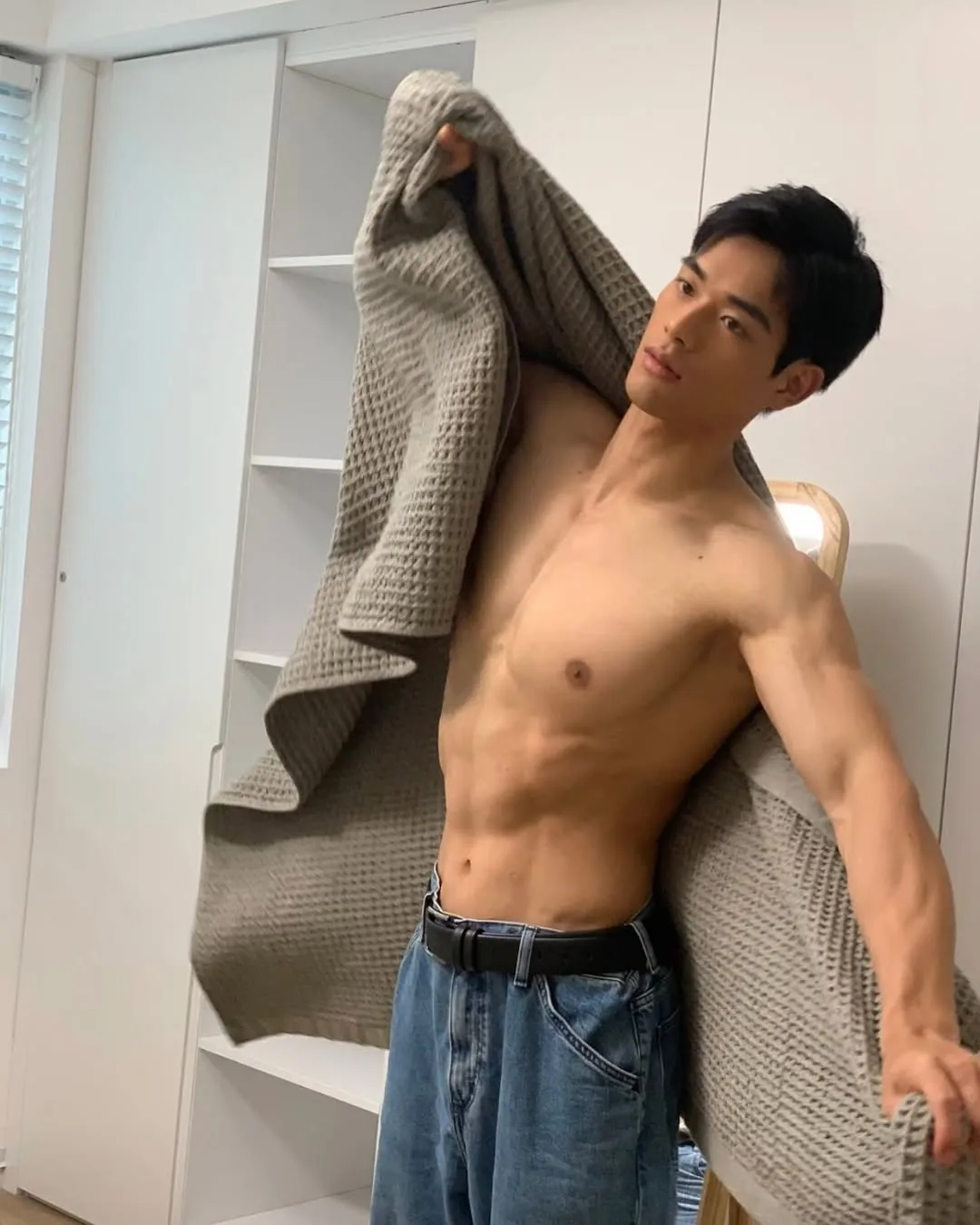 24岁浙江男模最近很出圈,出道2个月拍写真大片,高鼻梁腱子肉帅哭网友!-NICEOLO