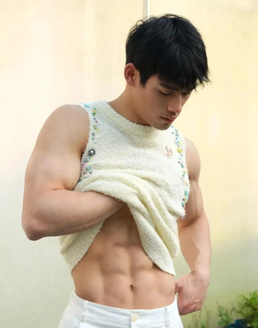 24岁浙江男模最近很出圈,出道2个月拍写真大片,高鼻梁腱子肉帅哭网友!-NICEOLO