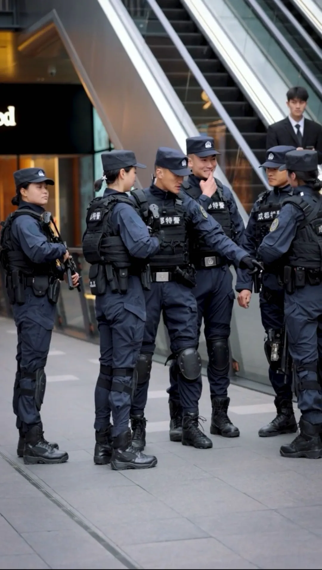 成都太古里执勤特警小哥意外走红，这也太帅了吧！-NICEOLO