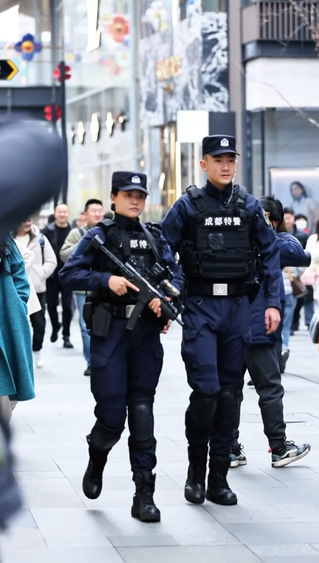 成都太古里执勤特警小哥意外走红，这也太帅了吧！-NICEOLO