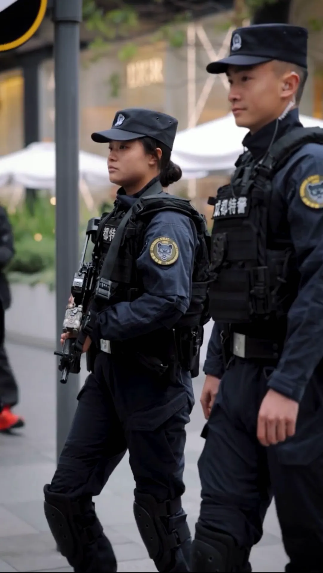 成都太古里执勤特警小哥意外走红，这也太帅了吧！-NICEOLO