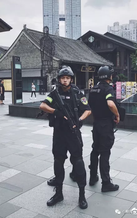 成都太古里执勤特警小哥意外走红，这也太帅了吧！-NICEOLO