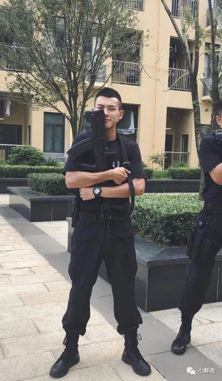 成都太古里执勤特警小哥意外走红，这也太帅了吧！-NICEOLO