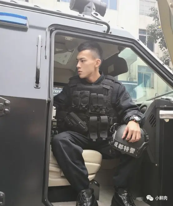 成都太古里执勤特警小哥意外走红，这也太帅了吧！-NICEOLO