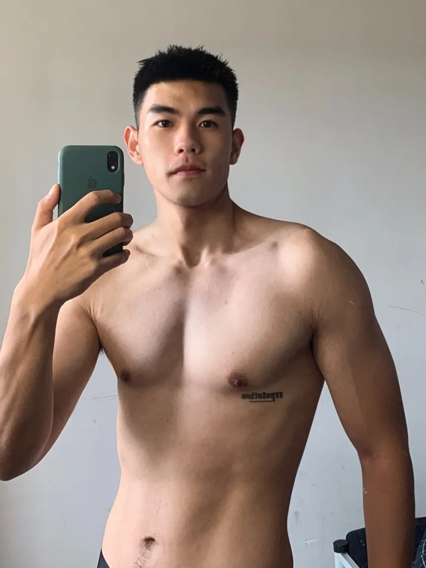 这个成都小哥最近很圈粉,穿紧身裤白袜去健身房也太敢拍了!-NICEOLO