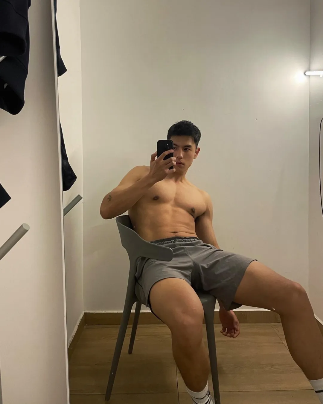这个成都小哥最近很圈粉,穿紧身裤白袜去健身房也太敢拍了!-NICEOLO