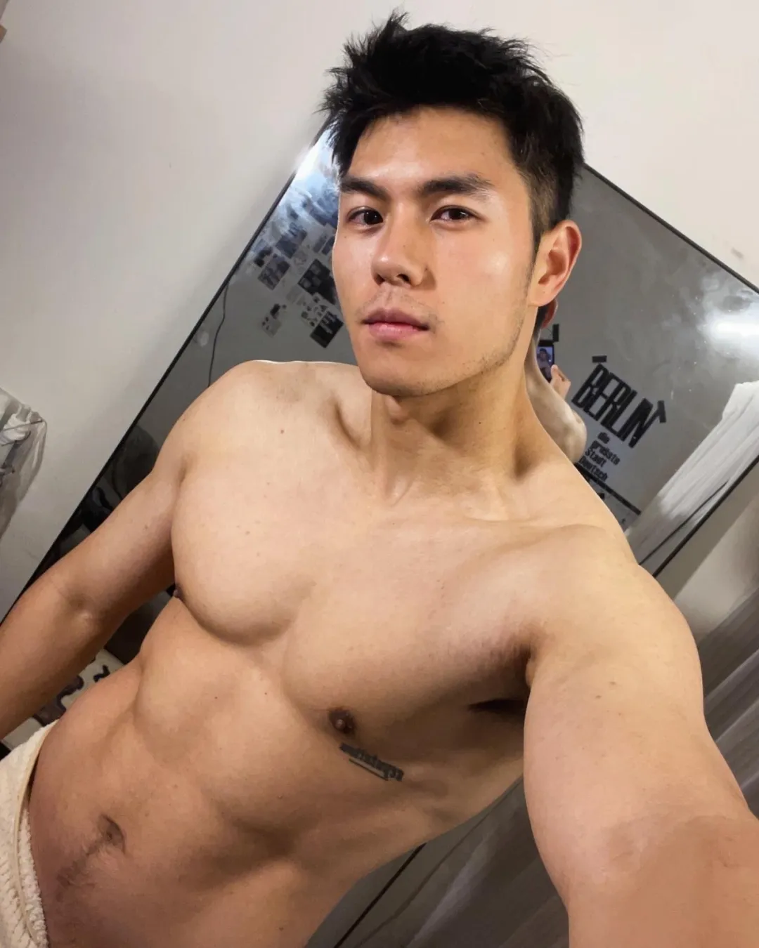 这个成都小哥最近很圈粉,穿紧身裤白袜去健身房也太敢拍了!-NICEOLO