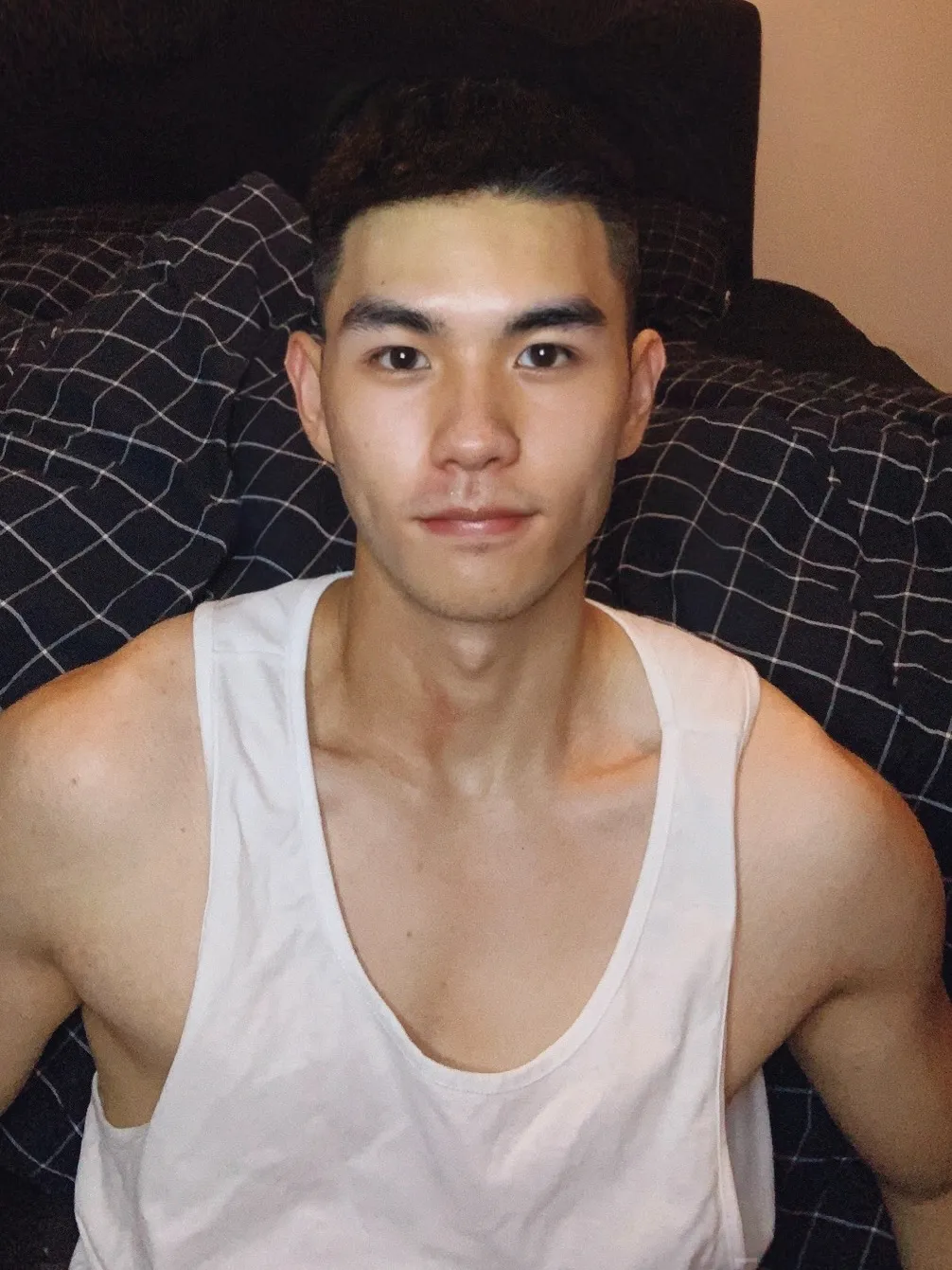 这个成都小哥最近很圈粉,穿紧身裤白袜去健身房也太敢拍了!-NICEOLO