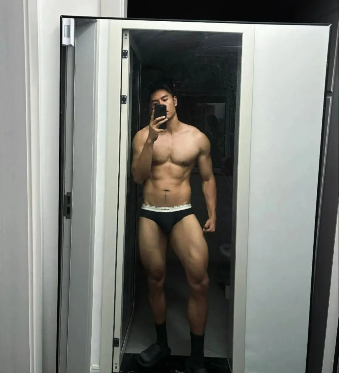 这个成都小哥最近很圈粉,穿紧身裤白袜去健身房也太敢拍了!-NICEOLO