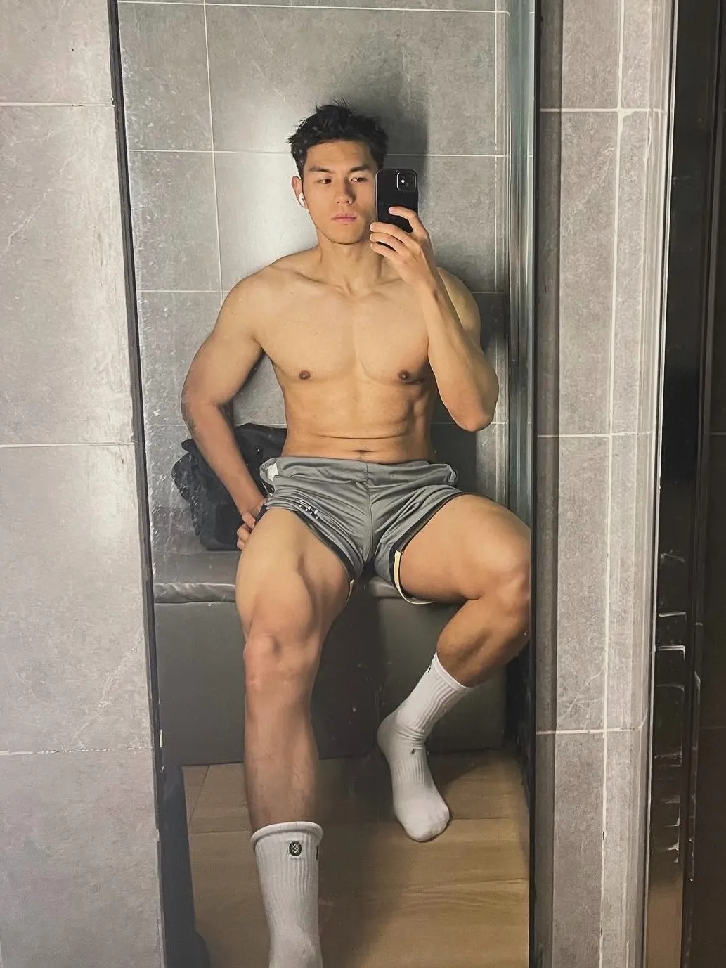 这个成都小哥最近很圈粉,穿紧身裤白袜去健身房也太敢拍了!-NICEOLO