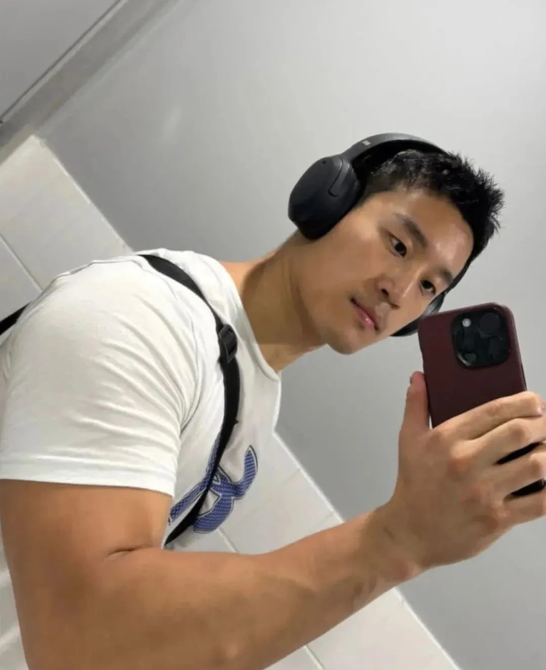 地铁上的壮硕肌肉男被扒了，穿红泳裤居然这么性感！-NICEOLO