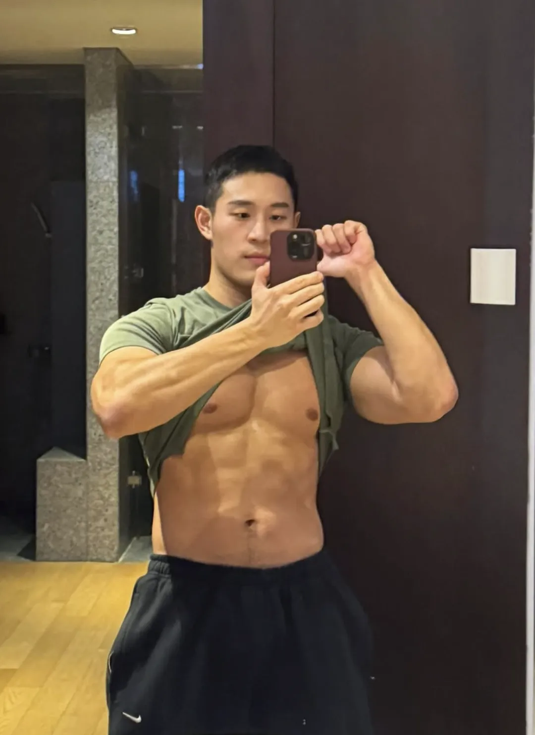 地铁上的壮硕肌肉男被扒了，穿红泳裤居然这么性感！-NICEOLO