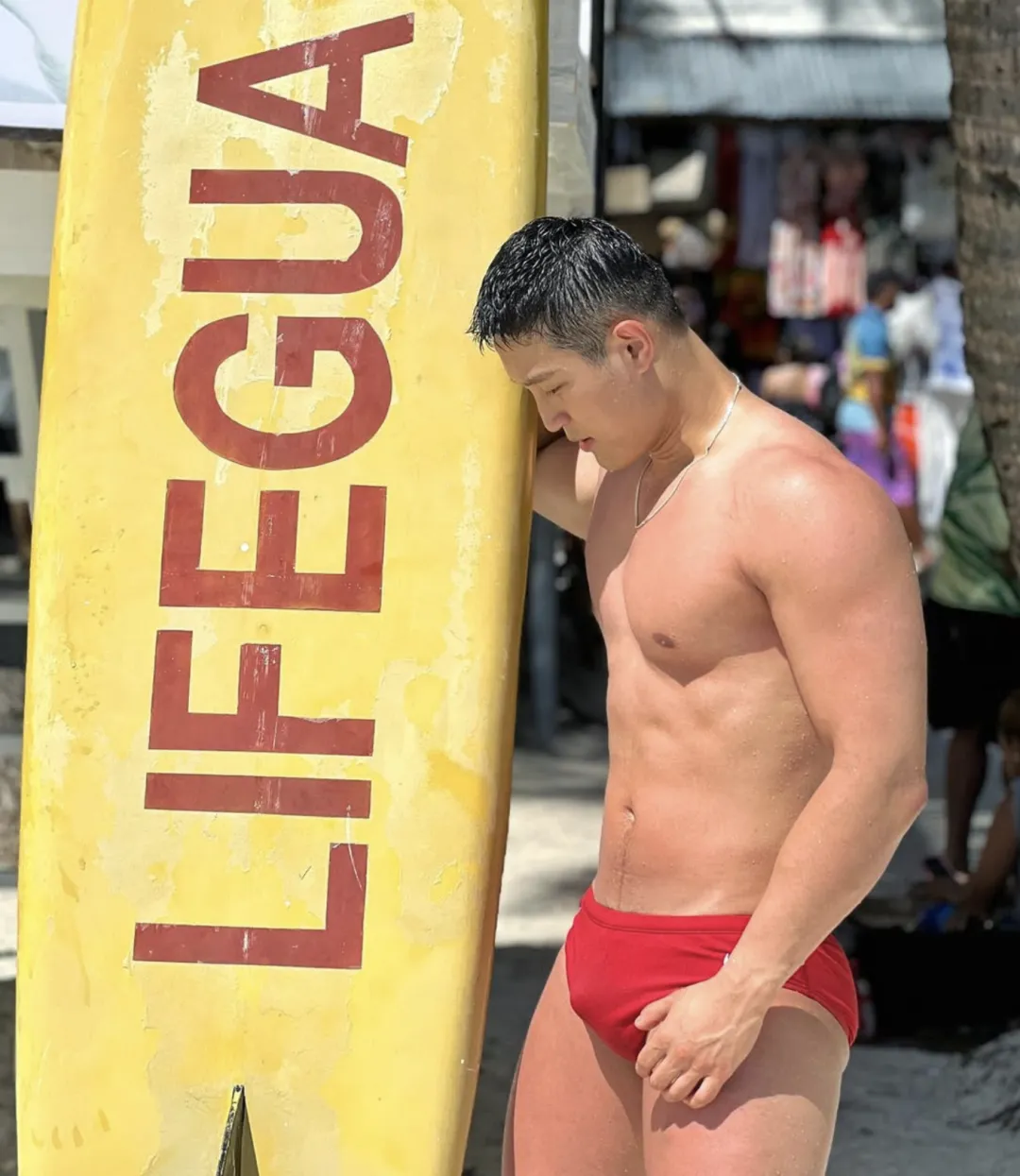 地铁上的壮硕肌肉男被扒了，穿红泳裤居然这么性感！-NICEOLO
