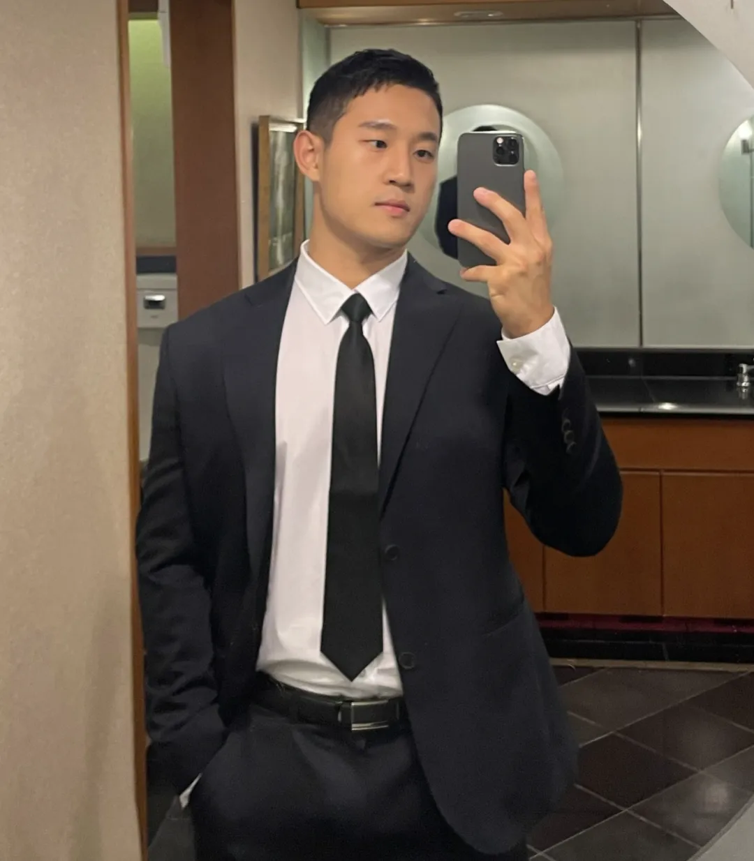 地铁上的壮硕肌肉男被扒了，穿红泳裤居然这么性感！-NICEOLO