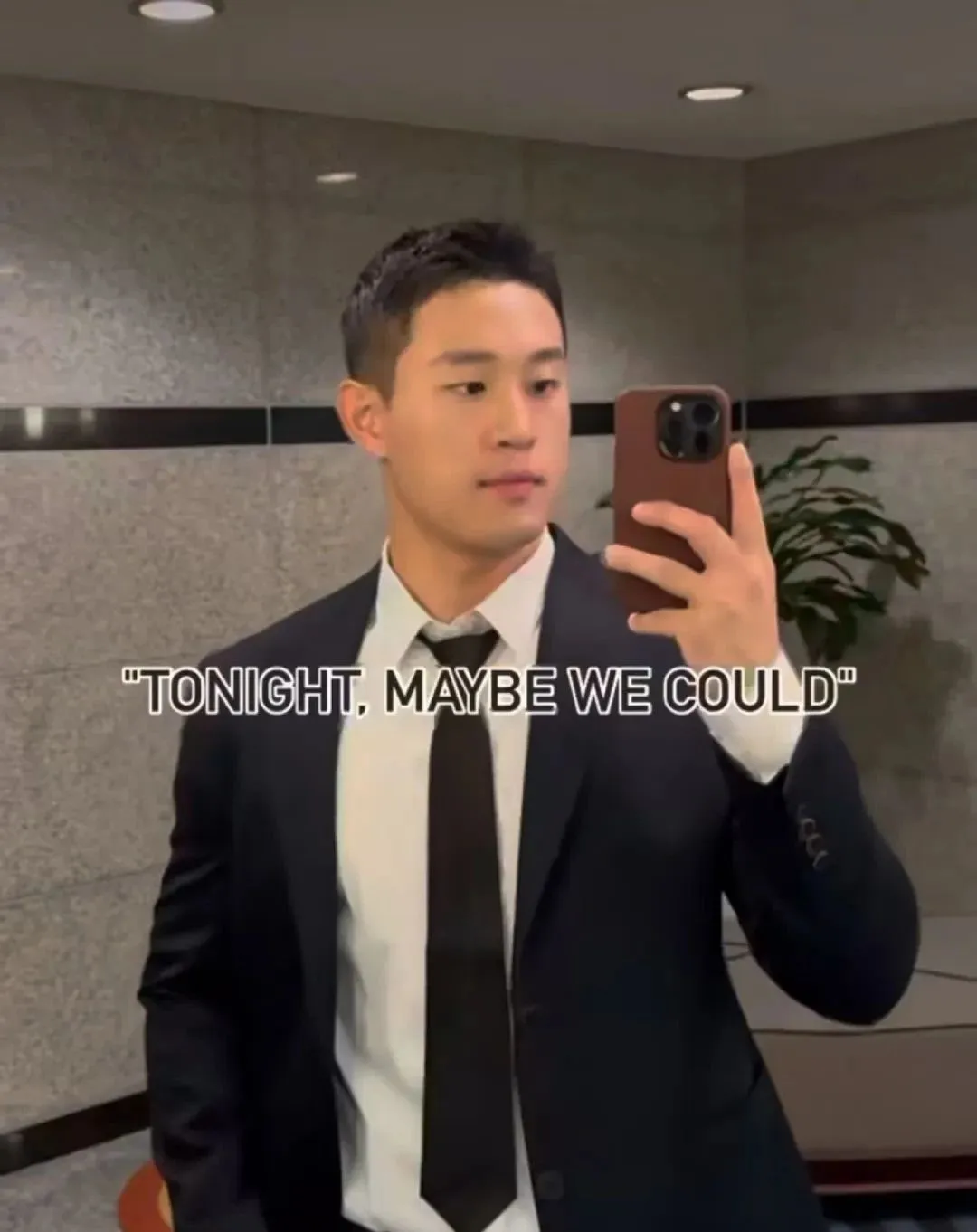 地铁上的壮硕肌肉男被扒了，穿红泳裤居然这么性感！-NICEOLO