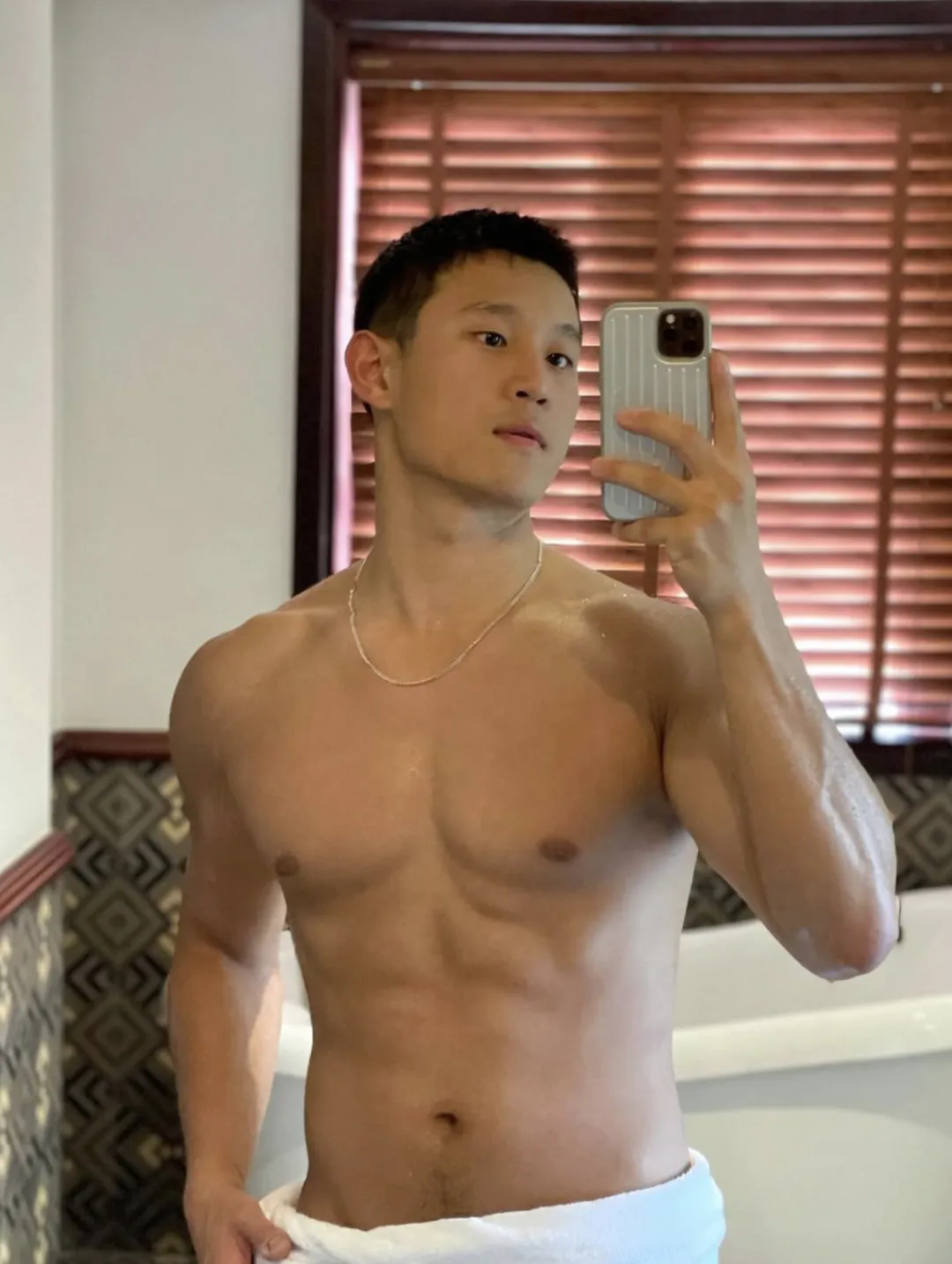 地铁上的壮硕肌肉男被扒了，穿红泳裤居然这么性感！-NICEOLO