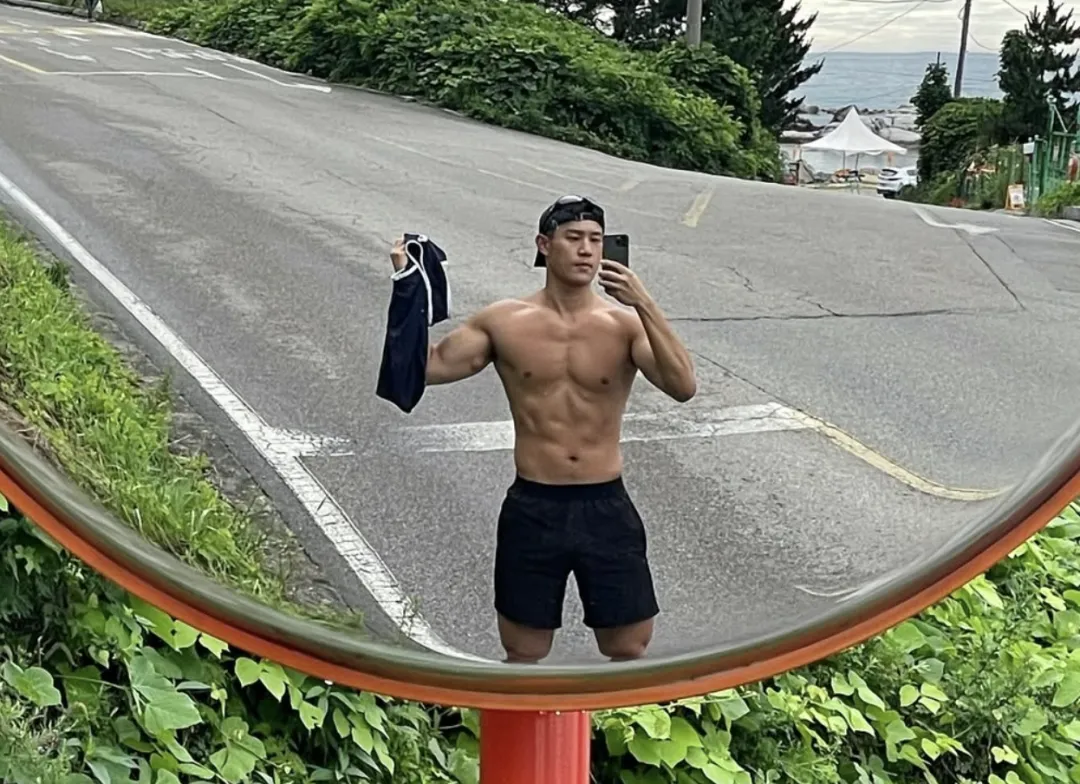 地铁上的壮硕肌肉男被扒了，穿红泳裤居然这么性感！-NICEOLO