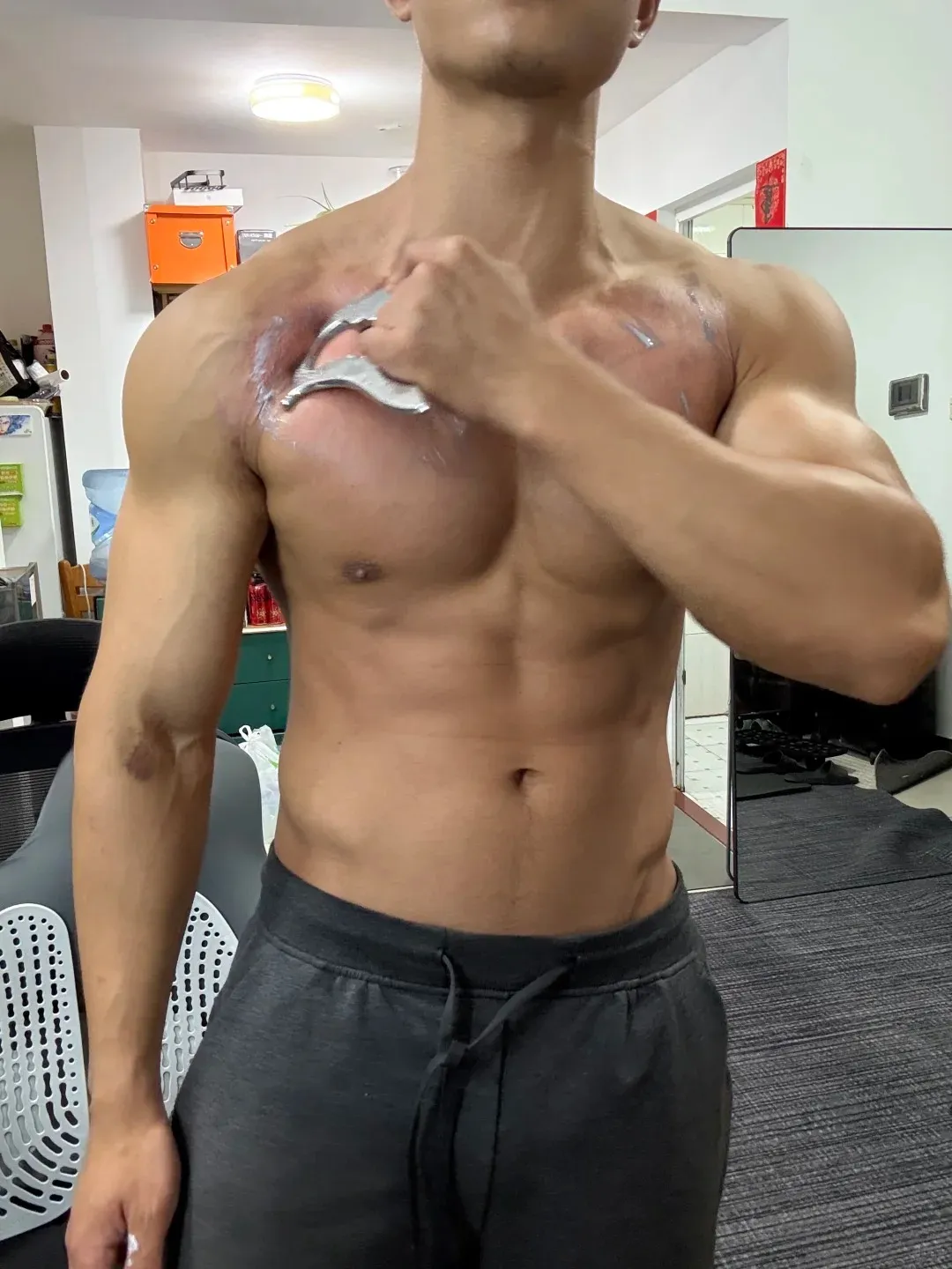 被这个乐刻肌肉教练帅晕，简直就是行走的荷尔蒙啊！-NICEOLO