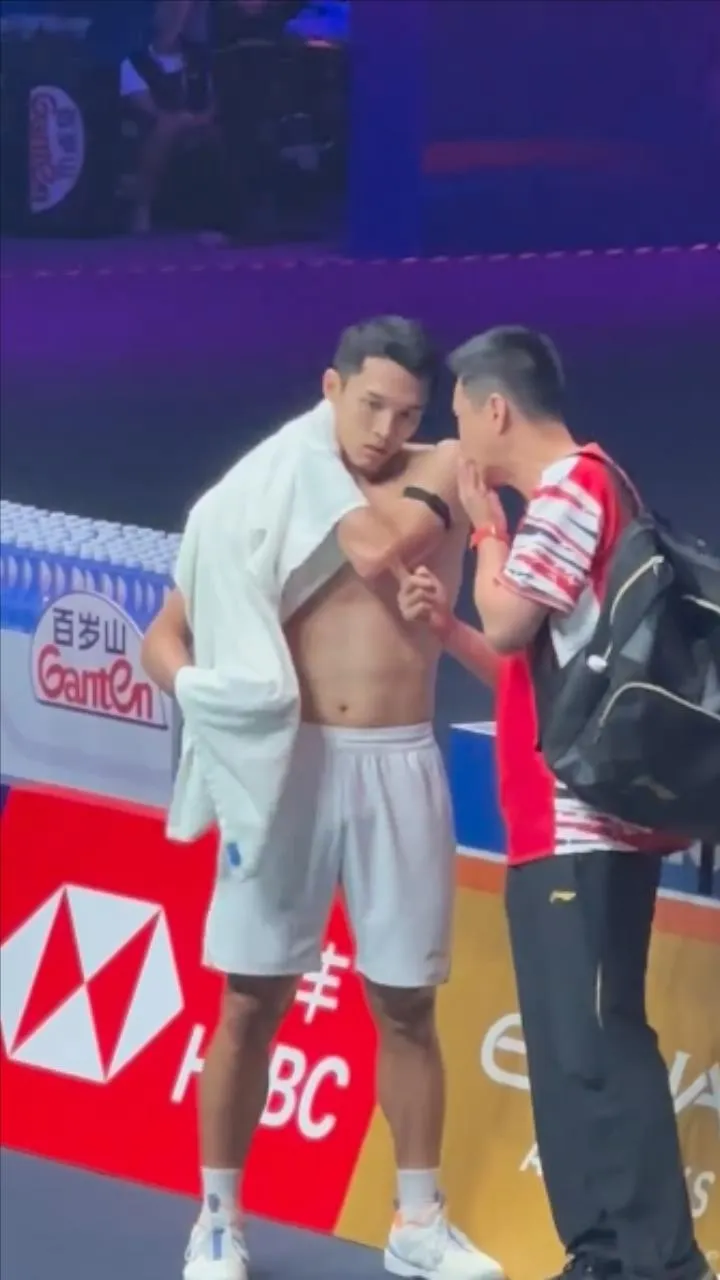 97年羽毛球肌肉男大的瓜都吃了吗？他现在变成这样了！！-NICEOLO