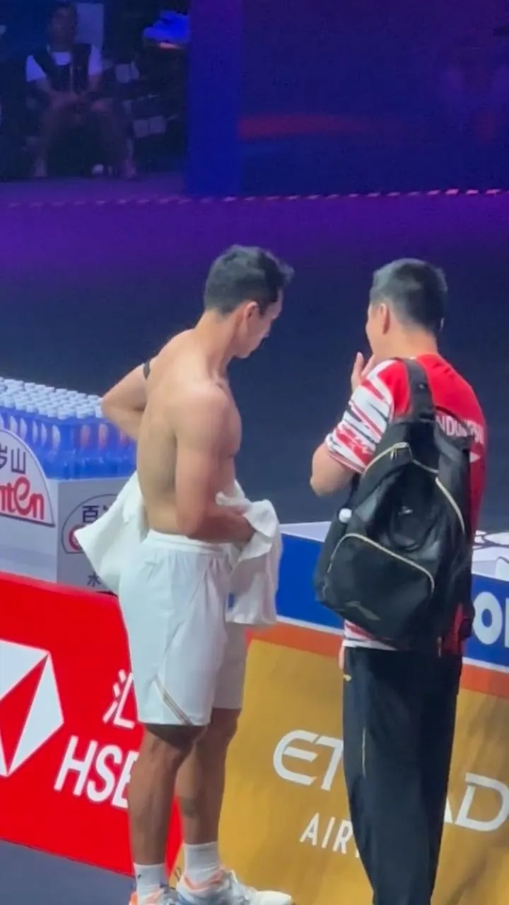 97年羽毛球肌肉男大的瓜都吃了吗？他现在变成这样了！！-NICEOLO