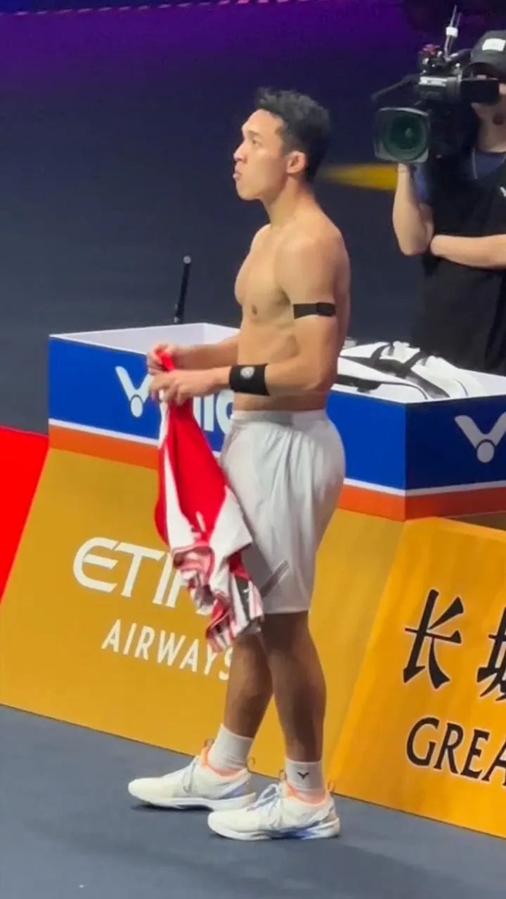 97年羽毛球肌肉男大的瓜都吃了吗？他现在变成这样了！！-NICEOLO