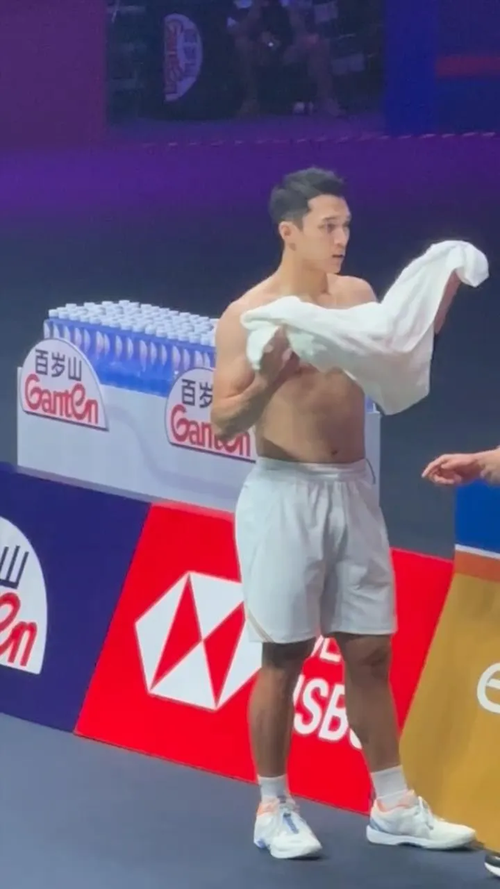 97年羽毛球肌肉男大的瓜都吃了吗？他现在变成这样了！！-NICEOLO