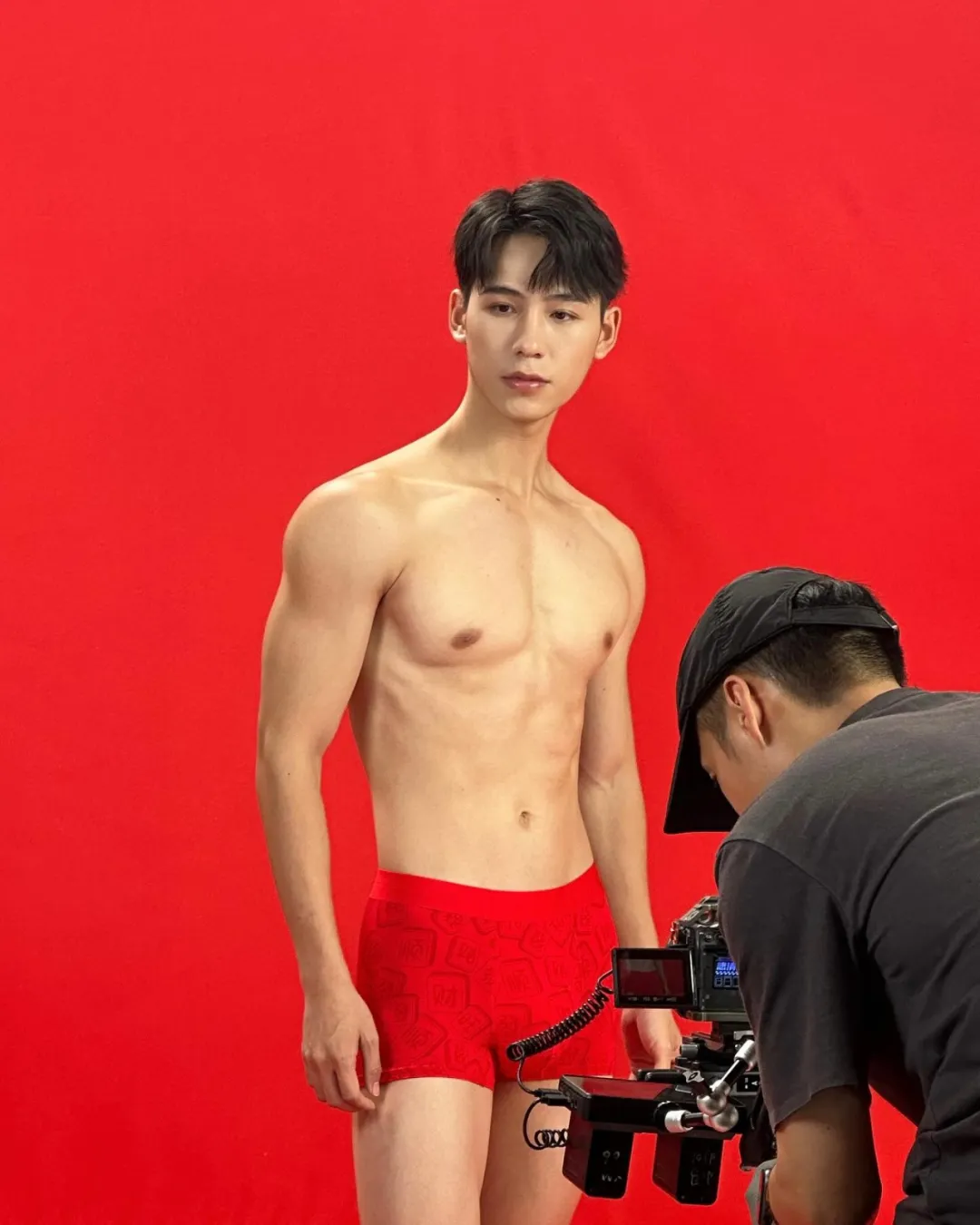 浙江肌肉男模最近很出圈，宽肩窄腰大长腿，拍内裤真的一绝！-NICEOLO