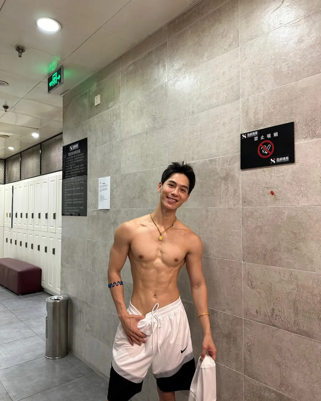 浙江肌肉男模最近很出圈，宽肩窄腰大长腿，拍内裤真的一绝！-NICEOLO