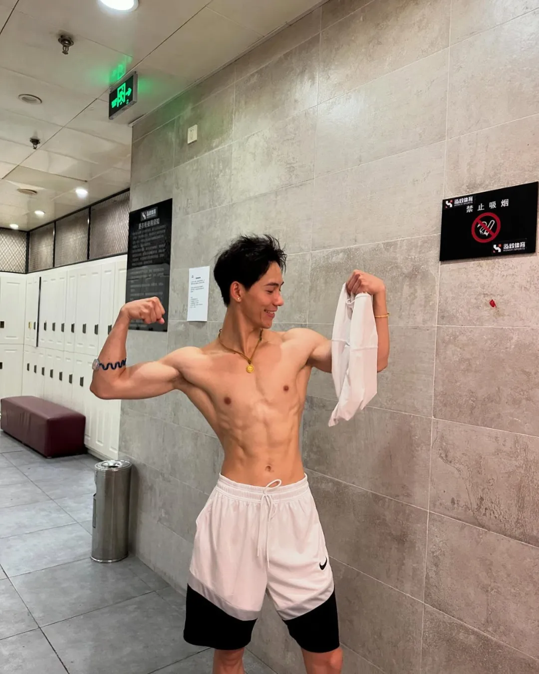 浙江肌肉男模最近很出圈，宽肩窄腰大长腿，拍内裤真的一绝！-NICEOLO