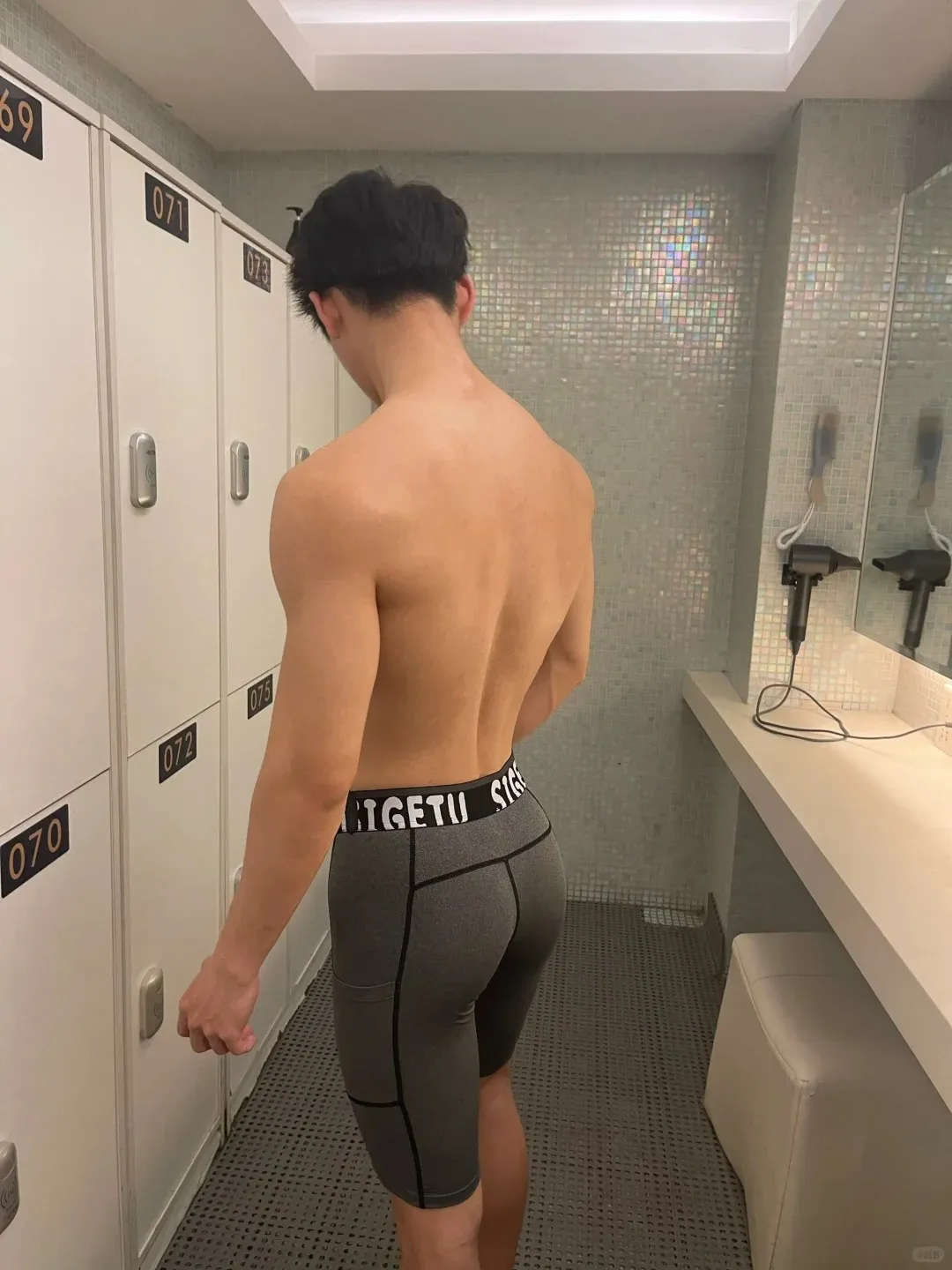 浙江肌肉男模最近很出圈，宽肩窄腰大长腿，拍内裤真的一绝！-NICEOLO